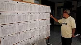 Warga melihat Daftar Pemilih Sementara (DPS) Pemilihan Gubernur (Pilgub) DKI Jakarta putaran kedua di Kantor Kelurahan Kramat, Senen, Jakarta, Rabu (5/4/2017). [Suara.com/Kurniawan Mas'ud]