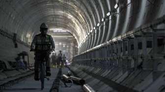 Pekerja menyelesaikan proyek pembangunan Mass Rapid Transit (MRT) tahap I koridor selatan-utara yang menghubungkan kawasan Lebak Bulus hingga Bundaran HI, Jakarta, Kamis (6/4).