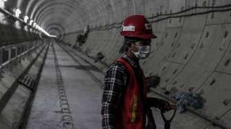 Pekerja menyelesaikan proyek pembangunan Mass Rapid Transit (MRT) tahap I koridor selatan-utara yang menghubungkan kawasan Lebak Bulus hingga Bundaran HI, Jakarta, Kamis (6/4).
