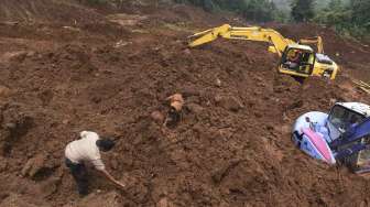 Polisi satwa yang tergabung dalam tim SAR gabungan mencari korban yang tertimbun longsor di Desa Banaran, Kecamatan Pulung, Ponorogo, Jawa Timur, Kamis (6/4).