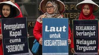 Puluhan aktivis nelayan melakukan aksi di depan kantor Kementerian Kelautan Dan Perikanan, di Jakarta, Kamis (6/4).