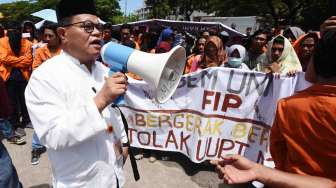 Rektor Universitas Negeri Makassar (UNM) Husain Syam berusaha membubarkan aksi mahasiswa UNM yang berunjuk rasa di depan kampus UNM Makassar, Sulawesi Selatan, Jumat (7/4).