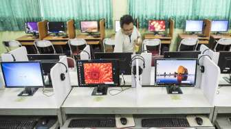 Petugas memeriksa jaringan komputer jelang Ujian Nasional Berbasis Komputer (UNBK) di SMAN 68, Jakarta, Jumat (7/4).