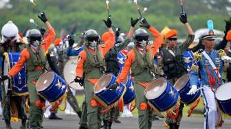 Sejumlah anggota marching band Akademi Angkatan Udara mengikuti gladi bersih Upacara Peringatan ke-71 Hari TNI AU tahun 2017 di Lanud Halim Perdanakusuma, Jakarta, Jumat (7/4).