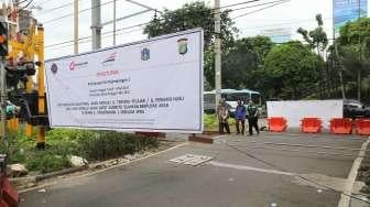 Sosialisasi penutupan pintu perlintasan kereta api Pejompongan I di Jakarta, Jumat (7/4).