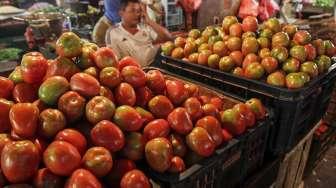 Pedagang sembako di Pasar Senen, jakarta, Jumat (7/4).