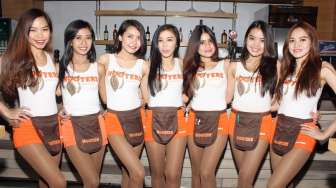 'Manjakan Mata' dengan Pelayan Seksi di Hooters