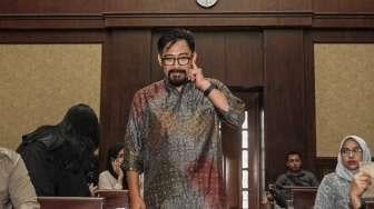 Andi Zoelkarnaen Mallarangeng alias Choel Mallarangeng menjalani sidang perdana di Pengadilan Tipikor, Jakarta, Senin (10/4).