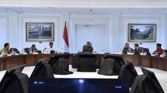 Presiden Joko Widodo memimpin Rapat Terbatas Evaluasi Pelaksanaan Proyek Strategis Nasional dan Program Prioritas Provinsi Kalimantan Selatan di Kantor Presiden, Jakarta, Senin (10/4).