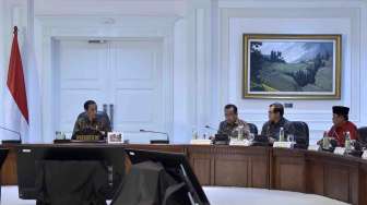 Presiden Joko Widodo memimpin Rapat Terbatas Evaluasi Pelaksanaan Proyek Strategis Nasional dan Program Prioritas Provinsi Kalimantan Selatan di Kantor Presiden, Jakarta, Senin (10/4).