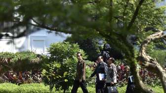 Presiden Joko Widodo (kiri) didampingi Mensesneg Pratikno (kanan) dan Seskab Pramono Anung (tengah) berjalan menuju Kantor Presiden untuk memimpin Rapat Terbatas Evaluasi Pelaksanaan Proyek Strategis Nasional dan Program Prioritas Provinsi Kalimantan Selatan di Jakarta, Senin (10/4). 