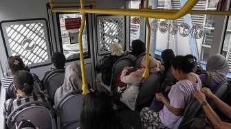 Penumpang menggunakan jasa Bus Transjakarta Maxi di Jakarta, Senin (10/4).