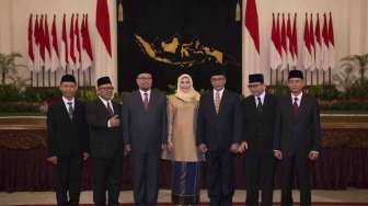 (Kiri ke kanan) Komisioner KPU Pramono Ubaid Tanthowi, Arief Budiman, Ilham Saputra, Evi Novida Ginting Manik, Hasyim Asy'ari, Viryan, dan Wahyu Setiawan berpose bersama seusai pelantikan Komisioner KPU dan Anggota Bawaslu di Istana Negara, Jakarta, Selasa (11/4). 