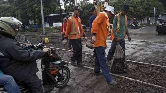 Pekerja melakukan panambalan jalur perlintasan rel kerera api di kawasan Latuharhari, Menteng, Jakarta, Selasa (11/4).