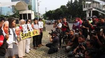 Aksi dukungan untuk Komisi Pemberantasan Korupsi (KPK) di gedung KPK, Kuningan, Jakarta Selatan, Selasa (11/4) .