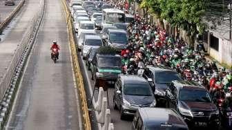 Sejumlah kendaraan bermotor antre dalam kemacetan di samping proyek underpass di Jalan Mampang, Jakarta Selatan, Rabu (12/4). 