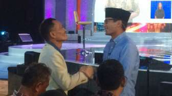 Sandiaga Peluk Nelayan yang Hadir di Debat