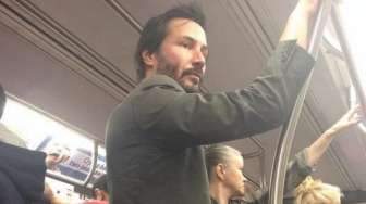 Banjir Pujian, Keanu Reeves Tolong Penumpang saat Pesawat Mendarat Darurat