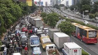 Suasana kemacetan yang terjadi di sepanjang Jalan MT. Haryono Cawang menuju arah Pancoran akibat adanya pembangunan jalan layang Pancoran, Jakarta, Rabu (12/4).