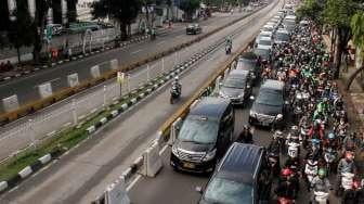 Sejumlah kendaraan bermotor antre dalam kemacetan di samping proyek underpass di Jalan Mampang, Jakarta Selatan, Rabu (12/4). 