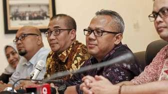 Tujuh Komisioner KPU memberikan keterangan pers usai rapat pleno yang memilih Arief Budiman sebagai Ketua KPU yang baru di Jakarta, Rabu (12/4/2017). [Suara.com/Kurniawan Mas'ud]