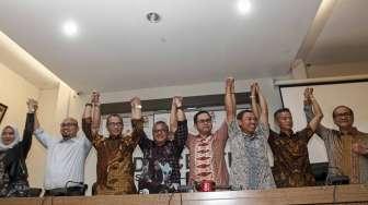 Tujuh Komisioner KPU terpilih dalam jumpa pers seusai rapat pleno yang memilih Arief Budiman sebagai Ketua KPU yang baru di Jakarta, Rabu (12/4/2017). [Suara.com/Kurniawan Mas'ud]