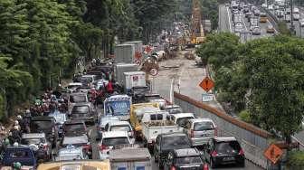 Suasana kemacetan yang terjadi di sepanjang Jalan MT. Haryono Cawang menuju arah Pancoran akibat adanya pembangunan jalan layang Pancoran, Jakarta, Rabu (12/4).