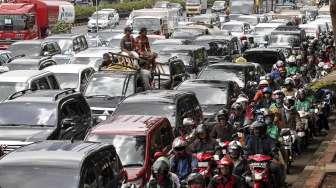 Suasana kemacetan yang terjadi di sepanjang Jalan MT. Haryono Cawang menuju arah Pancoran akibat adanya pembangunan jalan layang Pancoran, Jakarta, Rabu (12/4).