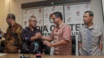 Para Komisioner KPU terpilih seusai rapat pleno yang memilih Arief Budiman sebagai Ketua KPU yang baru di Jakarta, Rabu (12/4/2017). [Suara.com/Kurniawan Mas'ud]