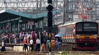 Rangkaian kereta Commuter Line di Stasiun Manggarai, Jakarta, Kamis (14/4).