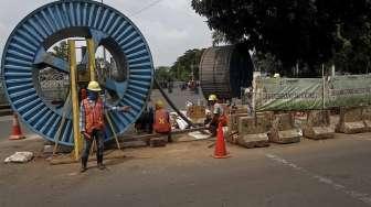 Pemasangan jaringan listrik 150 KV bawah tanah di kawasan Manggarai, Jakarta, Kamis (13/4).