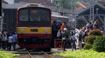 Rangkaian kereta Commuter Line di Stasiun Manggarai, Jakarta, Kamis (14/4).