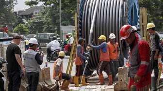 Pemasangan jaringan listrik 150 KV bawah tanah di kawasan Manggarai, Jakarta, Kamis (13/4).