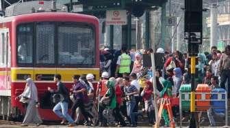 Rangkaian kereta Commuter Line di Stasiun Manggarai, Jakarta, Kamis (14/4).