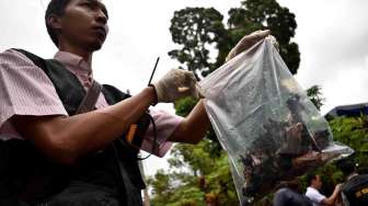 Polisi berpakaian sipil menunjukkan serpihan barang bukti petasan yang diledakkan di Gereja Santo Yusuf, Kelurahan Panjang, Ambarawa, Kabupaten Semarang, Jawa Tengah, Kamis (13/4).