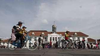 Warga memanfaatkan hari libur panjang di Kota Tua, Jakarta, Jumat (14/4).