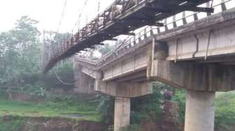 Jembatan Cipamingkis di Kabupaten Bogor Ambruk