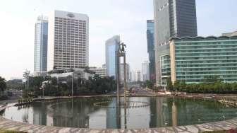 Sejumlah kendaraan melintas di kawasan Bundaran Hotel Indonesia, Jakarta, Jumat (14/4).