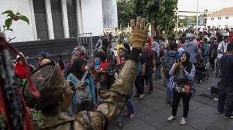 Warga memanfaatkan hari libur panjang di Kota Tua, Jakarta, Jumat (14/4).