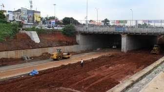 Pembangunan proyek jalan tol Cinere-Jagorawi (Cijago) seksi II di kawasan Kukusan, Beji, Depok, Sabtu (15/1).