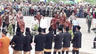 Tiba di Kawasan Masjid, Jokowi Salami Warga