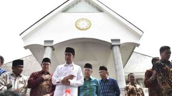 Presiden Joko Widodo didampingi Menteri Agama Lukman Hakim Saifuddin, Ketua DPRD DKI Jakarta Prasetyo Edi Marsudi, Kepala Staf Presiden Teten Masduki dan Plt Gubernur DKI Jakarta Sumarsono meresmikan Masjid Raya KH Hasyim Asy'ari di Jakarta, Sabtu (15/4).