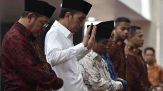 Presiden Joko Widodo didampingi Menteri Agama Lukman Hakim Saifuddin, Ketua DPRD DKI Jakarta Prasetyo Edi Marsudi, Kepala Staf Presiden Teten Masduki dan Plt Gubernur DKI Jakarta Sumarsono meresmikan Masjid Raya KH Hasyim Asy'ari di Jakarta, Sabtu (15/4).