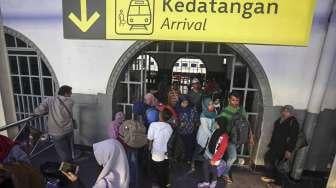 Para penumpang kereta api tampak memadati Stasiun Pasar Senen, Jakarta, Minggu (16/4/2017). [Suara.com/Kurniawan Mas'ud]