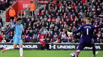 Bantai Southampton, City Bertahan di Atas Liverpool