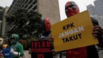 Aksi teatrikal ala superhero dalam rangka membela KPK di ajang Car Free Day, kawasan Bundaran HI, Jakarta, Minggu (16/4/2017). [Suara.com/Kurniawan Mas'ud]