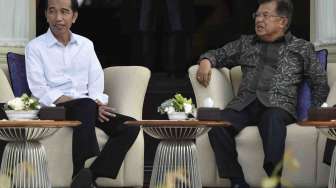 Presiden Joko Widodo didampingi Wakil Presiden Jusuf Kalla, berbincang bersama Menkopolhukam Wiranto, Kepala BIN Budi Gunawan, Panglima TNI Gatot Nurmantyo, dan Kapolri Tito Karnavian, di Istana Merdeka, Jakarta, Senin (17/4).