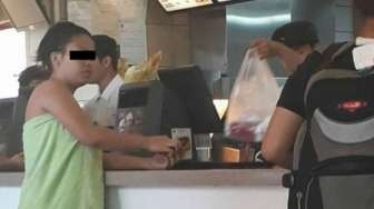 Viral! Beli Makanan di McDonald, Perempuan Ini Cuma Pakai Handuk