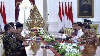 Presiden Joko Widodo menerima laporan Ikhtisar Hasil Pemeriksaan Semester (IHPS) II Tahun 2016 dari pimpinan Badan Pemeriksa Keuangan di Istana Merdeka, Jakarta, Senin (17/4).