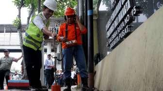 Petugas PLN mendeteksi kabel tegangan menengah bawah tanah di depan Kantor KPUD Jakarta, Jakarta, Senin (17/4).